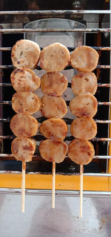 SATE SEAFOOD DAN SOSIS BAKAR ARINA