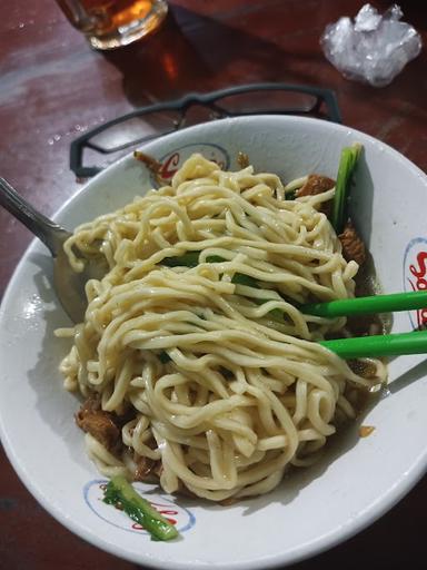 MIE AYAM DAN BAKSO RAKSASA