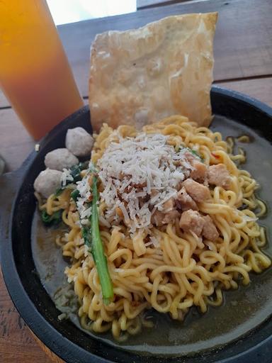 BAKSO LPG DAN RUJAK TAHU HAJI WIBOWO