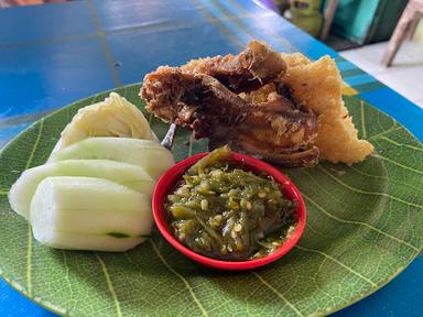 WARUNG MAKAN MBULUK KUNING