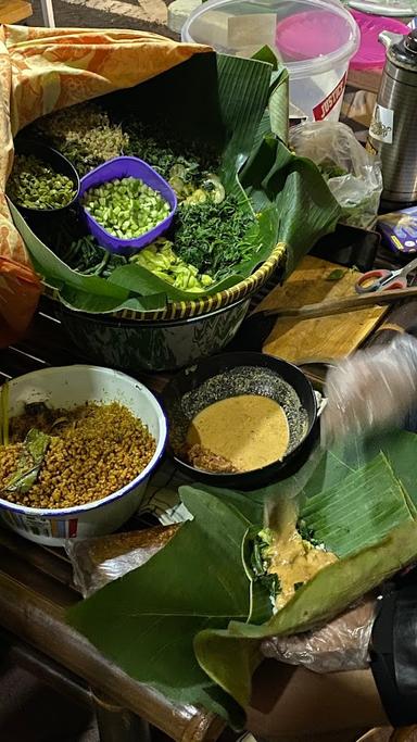 SEGO PECEL TANPA AMPUN