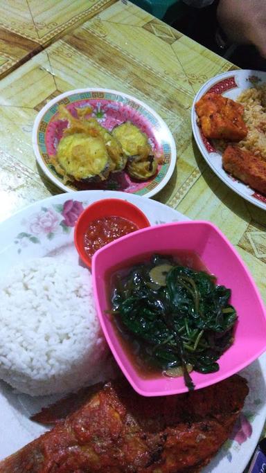 WARUNG MAKAN KOLAM IKAN