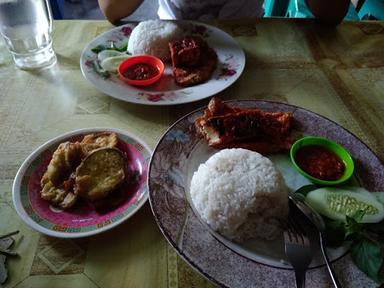 WARUNG MAKAN KOLAM IKAN