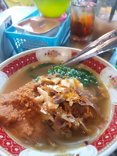 SOTO NGAPAK PAK GONDRONK DAN AYAM SERUNDENG GORENG EMPUK