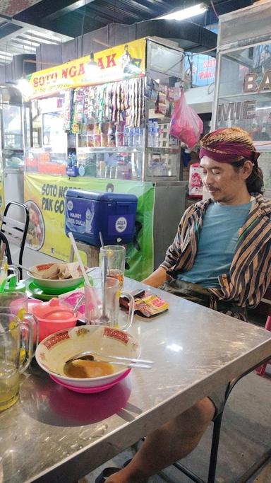 SOTO NGAPAK PAK GONDRONK DAN AYAM SERUNDENG GORENG EMPUK