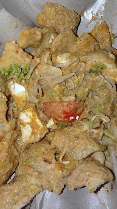 GADO-GADO BU WIWIK