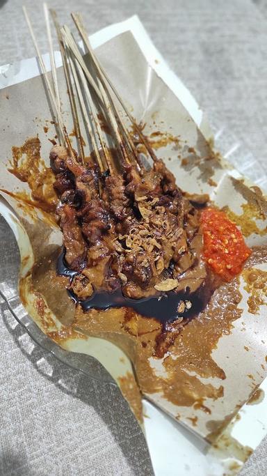 SATE AYAM DAN KAMBING PAK KUMIS