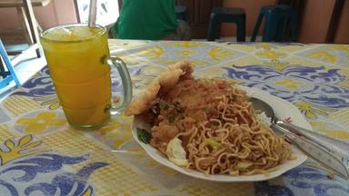 WARUNG MAKAN LEGENDARIS PAK MATORI