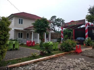 RESTO DAN CAFE DAUN SALMA