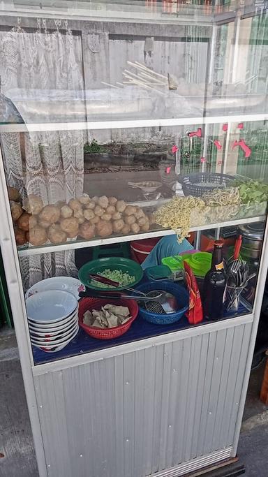 WARUNG BAKSO MIE PANGSIT DAN SOTO DAGING BUK ELSA