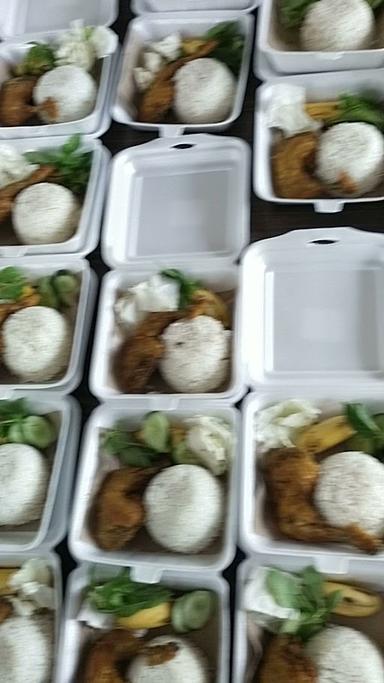 GADO-GADO DAN RUJAK BUAH BU JUM MANUNGGAL