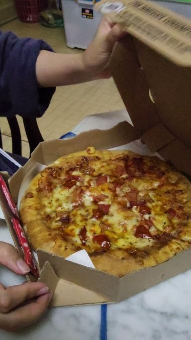 DOMINO'S PIZZA