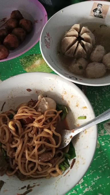 BAKSO & MIE AYAM DILA