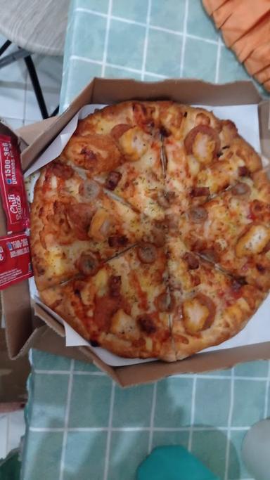 DOMINO'S PIZZA