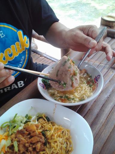 BAKSO TUMPENG (LESEHAN MBANYUMILI)