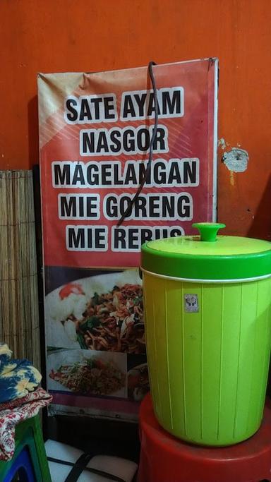 NASI GORENG DAN SATE AYAM CAK SALAM