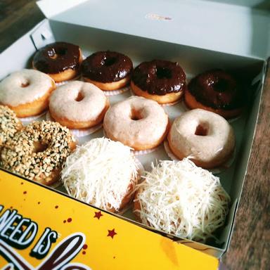 MANGO CAKE & DONUTS