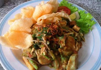 GADO GADO MAMA MONCHI