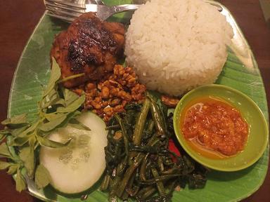 AYAM BAKAR ROJO KULINER ENAK SURABAYA MENERIMA PESANAN NASI KOTAK VIRAL