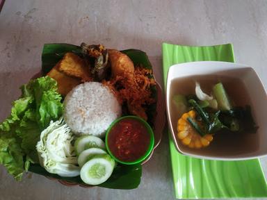 WARUNG SOTO DAN SOP TEH LIA