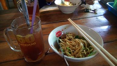 BAKSO & MIE AYAM NONI