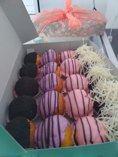 DOCIL DONAT CILEMBU (MUTIA BAKERY)