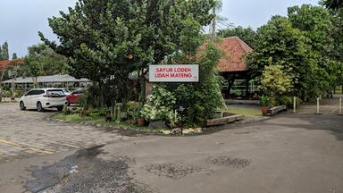 MAKAN BAWAH POHON