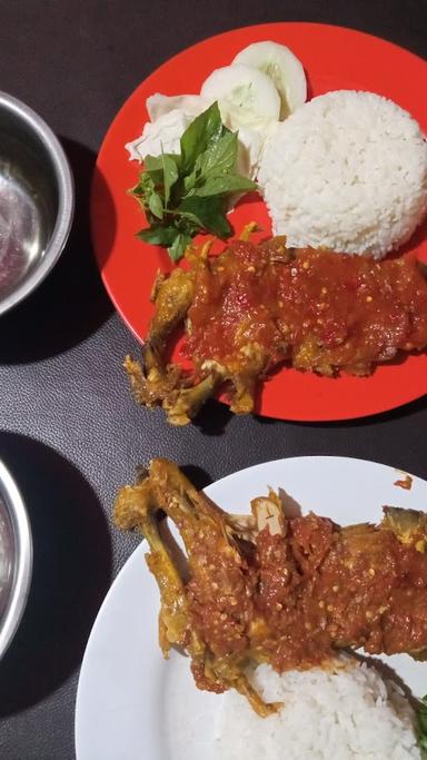 WARUNG MAKAN AYAM PENYET PAK BE