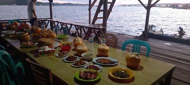 RESTO APUNG SEA FOOD EKAS BUANA/FLOATING RESTAURAT