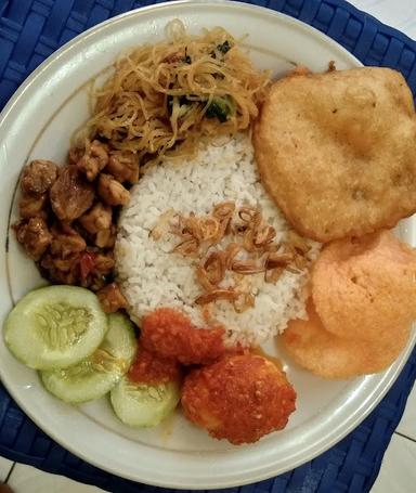 NASI UDUK DAN AYAM GORENG SEDAP MALAM