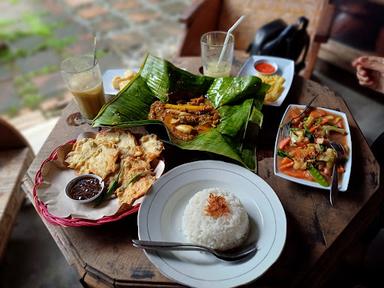 WARUNG LASIYEM