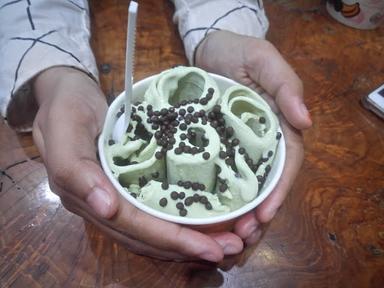 HULALA ICE CREAM ROLL JOMBANG