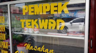 PEMPEK, TEKWAN DAN MIE CELOR RAFA