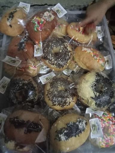 PENJUAL KUE DONAT