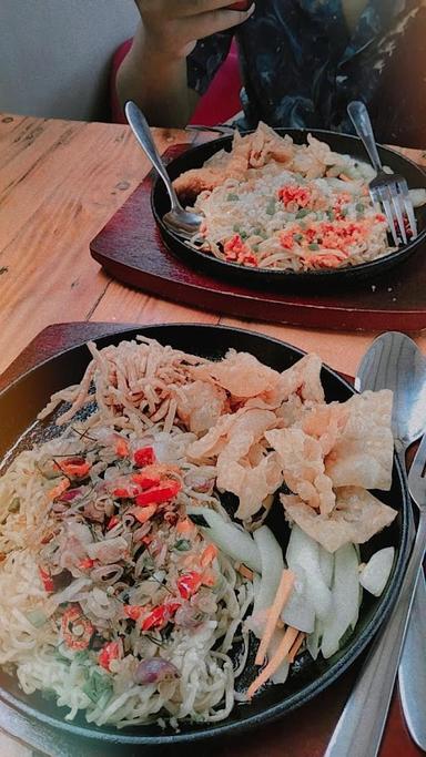 BEST MIE SAMBEL & STEAK OUTLET BATU