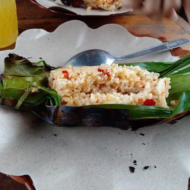 ANGKRINGAN TENGAH SAWAH