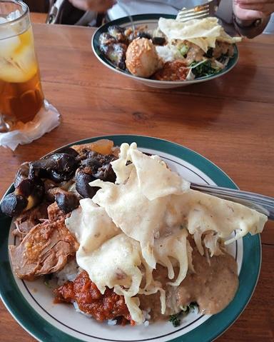 GUDEG DAN PECEL LUMINTU JEMBER