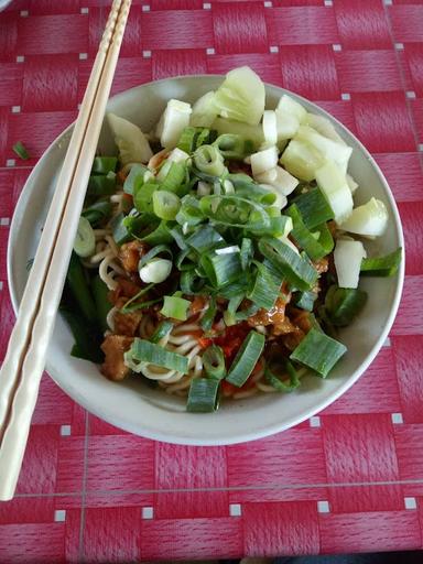 MIE AYAM DAN BAKSO