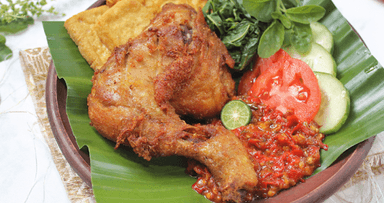 AYAM PENYET GACOER