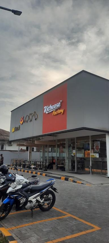 RICHEESE FACTORY KARANG TENGAH