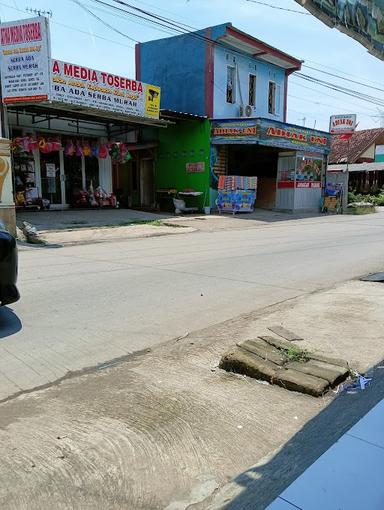 RUMAH MAKAN ADIAK UNI