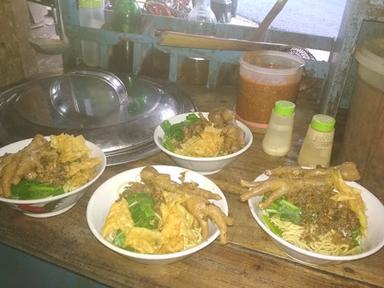 WARUNG MIE AYAM SAM LEUPI