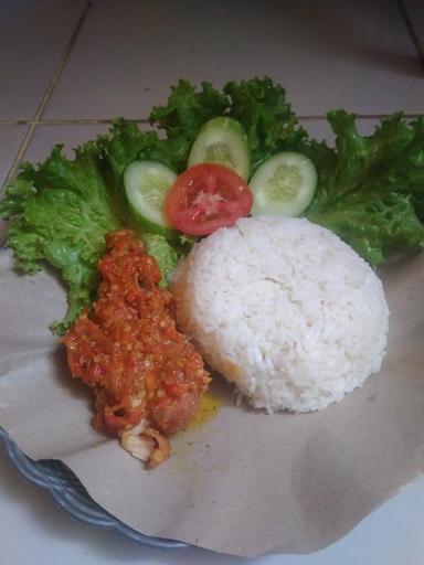 AYAM GEPREK AYU HOLLDAY