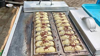 KUE PUKIS (EMPUK & MANIS)