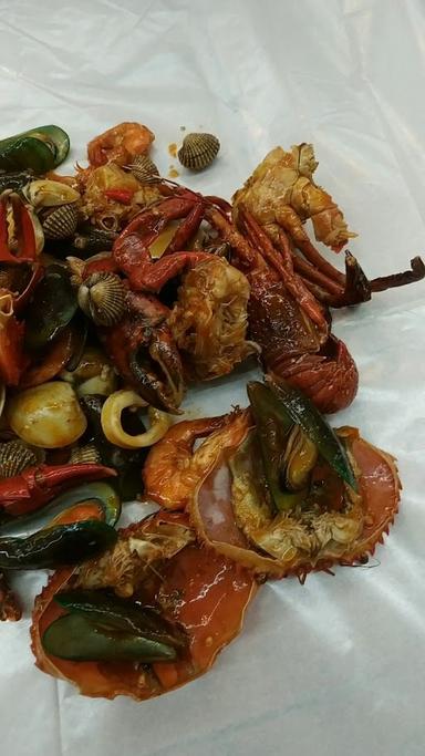 SEAFOOD BOLA 69