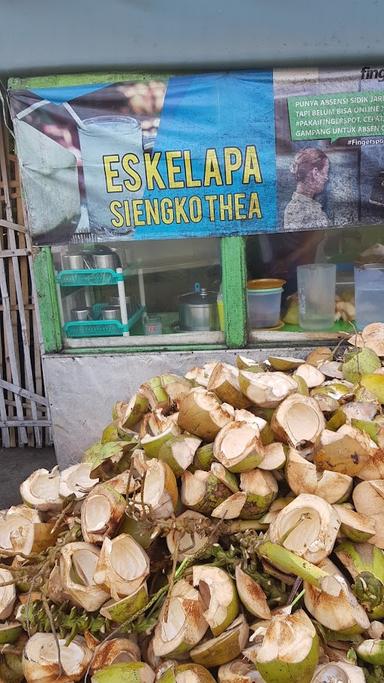 ES KELAPA SEROJA SI ENGKO THEA