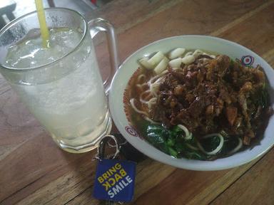 WARUNG MAKAN MIE AYAM BAKSO ES CAMPUR PAK MARTIN