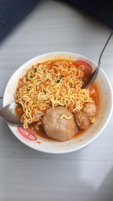 MIE BAKSO AYUY