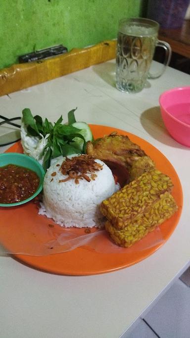 AYAM BAKAR MAMA KEMBAR