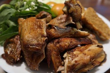 AYAM GORENG HJ. SUHARTI KULINER MELAWAI